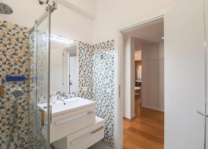 Elegant & Chic 2 - 5min To Station, Ac, Wi-fi Apartment Rom