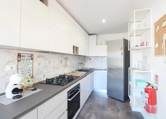 Elegant & Chic 2 - 5min To Station, Ac, Wi-fi Apartment