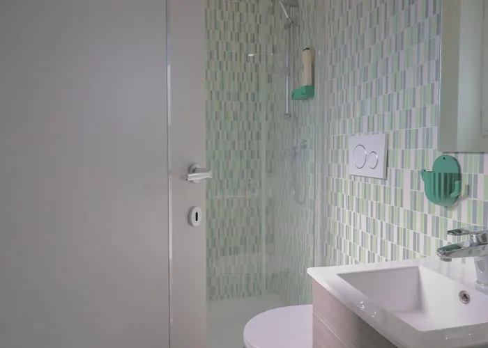 Elegant & Chic 2 - 5min To Station, Ac, Wi-fi Apartment *